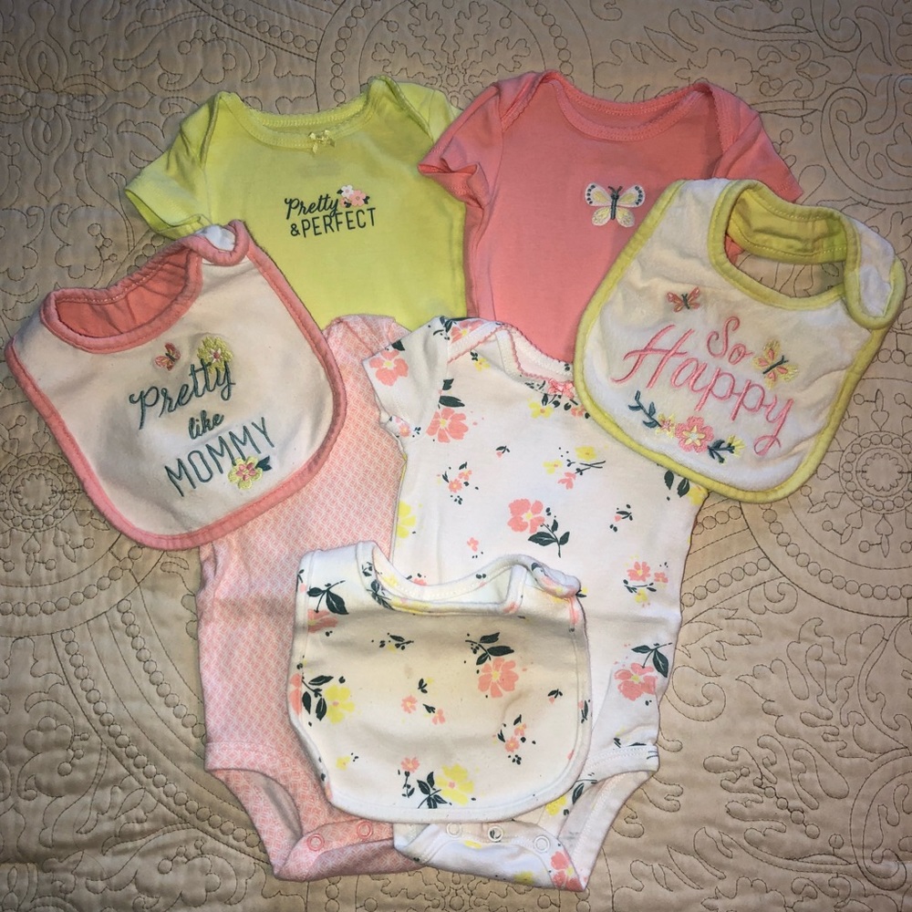 Carter’s onesie NB sets w/ bibs. EUC!!!
